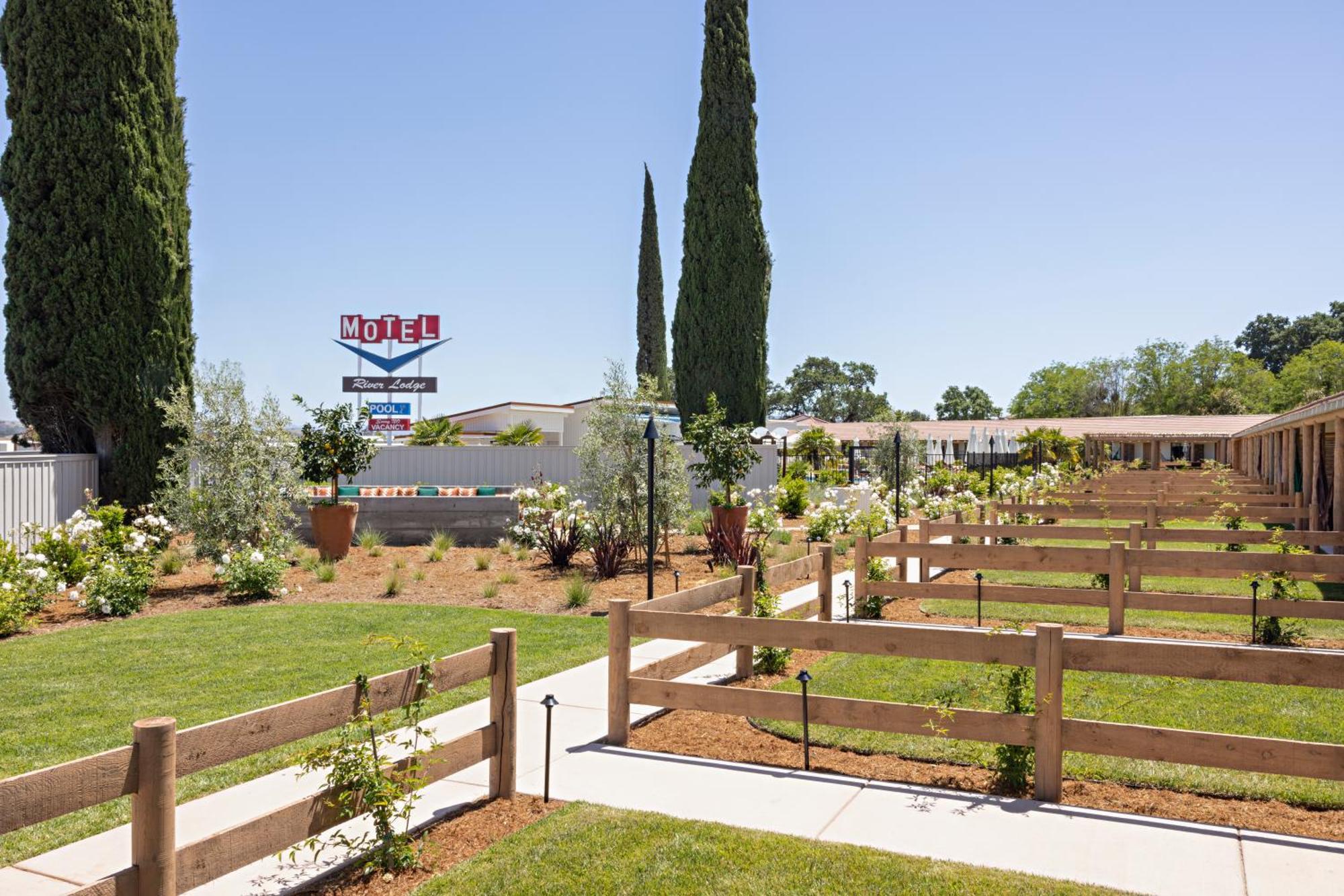 פאסו רובלס River Lodge Paso - 21 & Over Pool מראה חיצוני תמונה